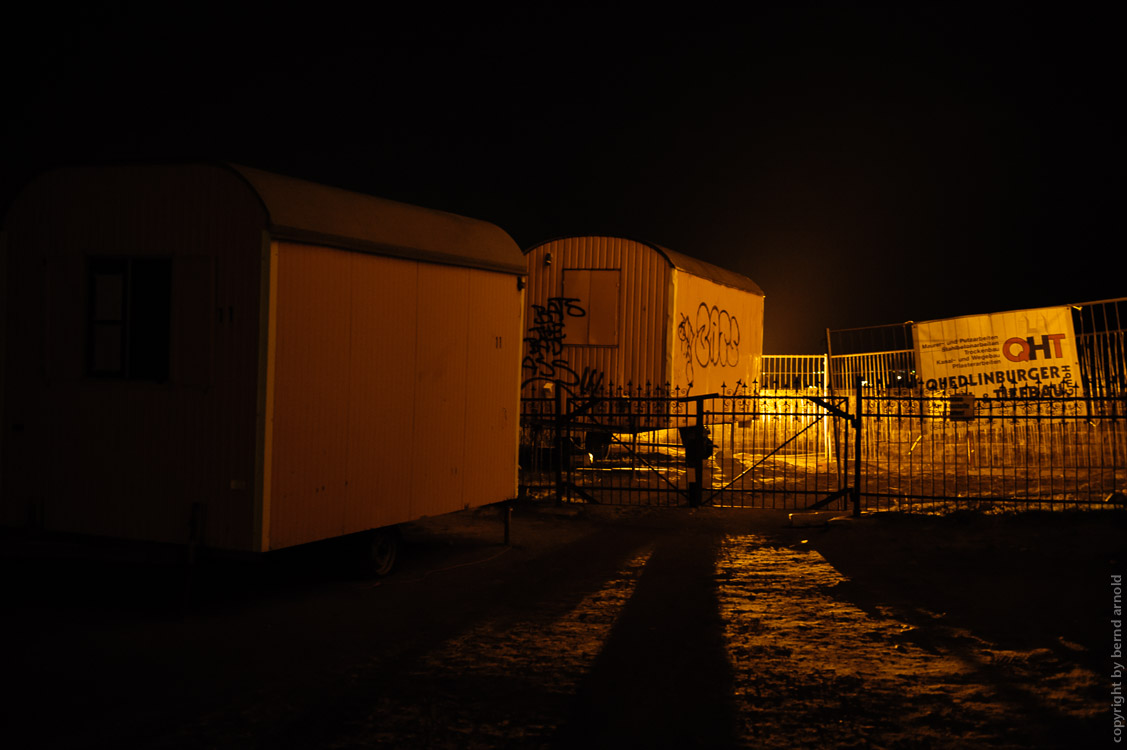 Black East - Bauwagen in der Nacht - Dokumentarfotografie zu Ostdeutschland