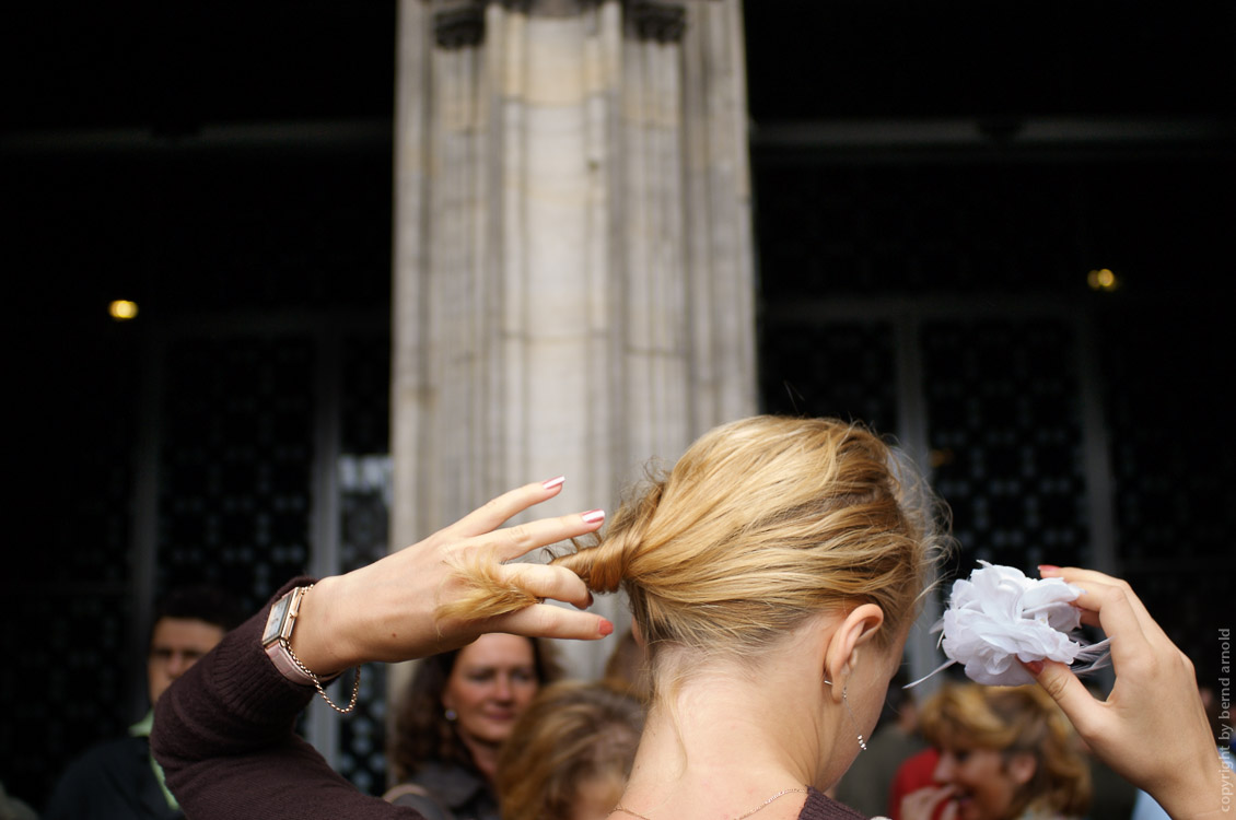photographs about the West Portals of the Cologne cathedral - entrance with hairdressing woman