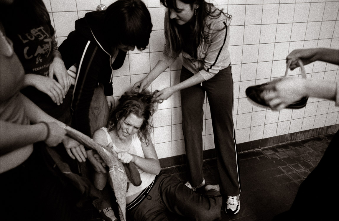 Jugendliche Mädchen streiten - Kreuzweg Weltjugendtag 2005