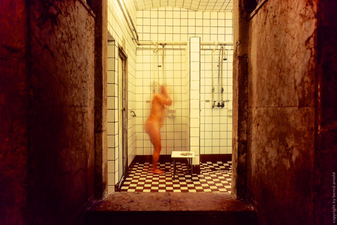 Budapest Bad Kiraly Fürdo Alter Mann duscht - Kodachrome