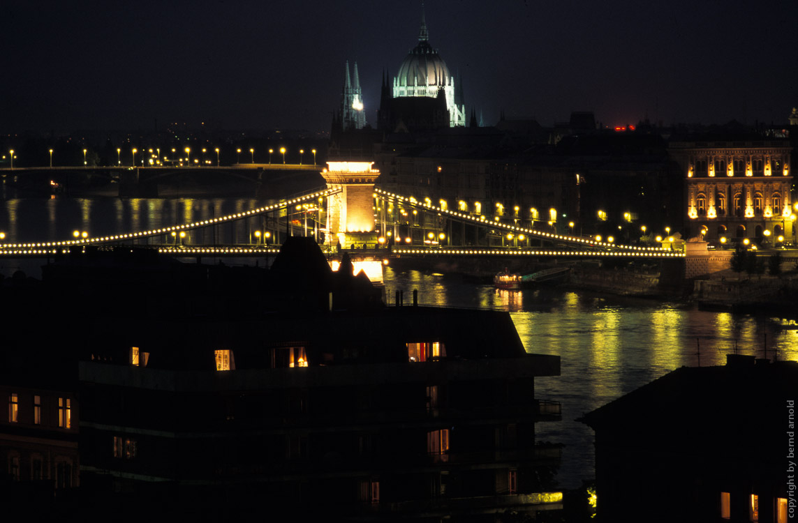 Budapester Skyline – Nachtaufnahme der Kettenbrücke und des Parlament 