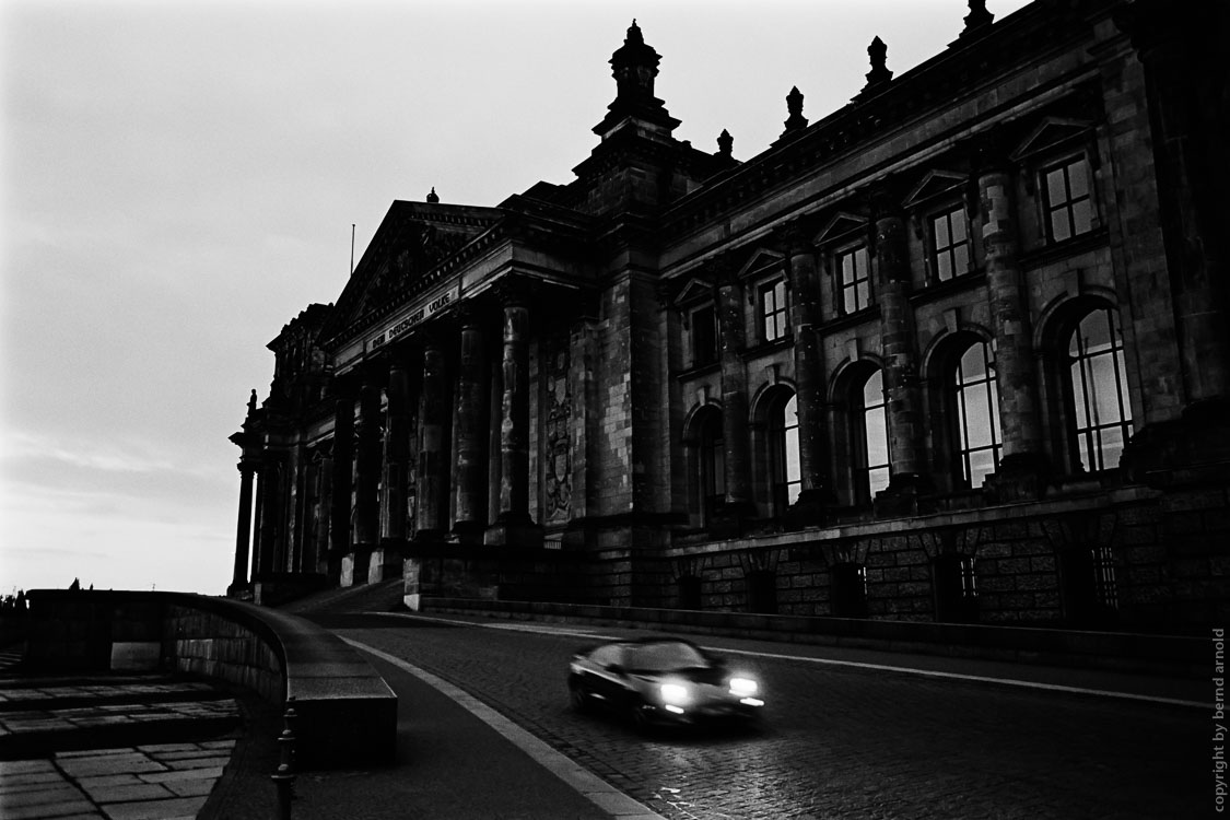Deutscher Reichstag in Berlin bei Nacht Dokumentarfotografie - Stadtportrait