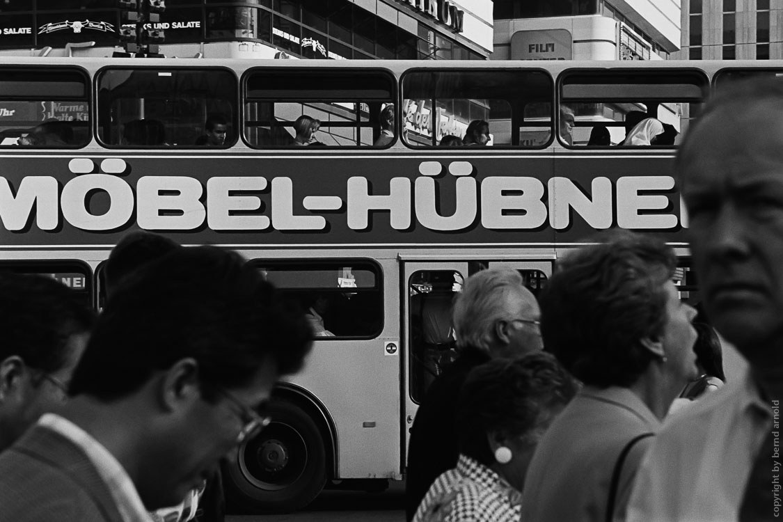 Dokumentarfotografie - Berlin Stadtportrait - Busfahrt mit Möbel-Hübner