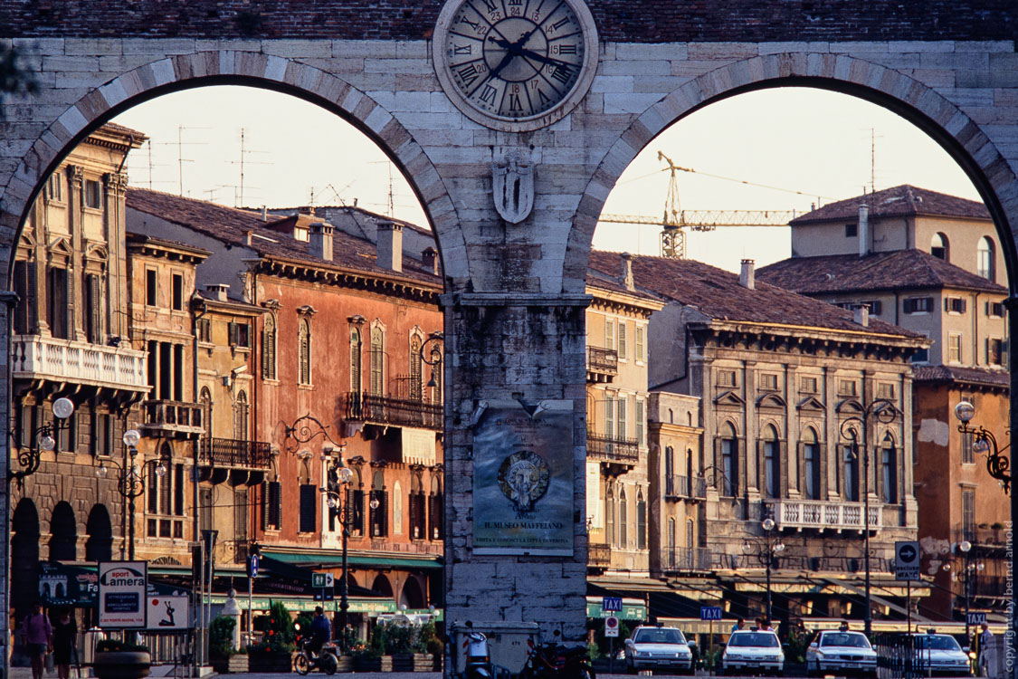 Stadtportrait Verona (Veneto, Italien) - Piazza Bra und Portoni della Bra