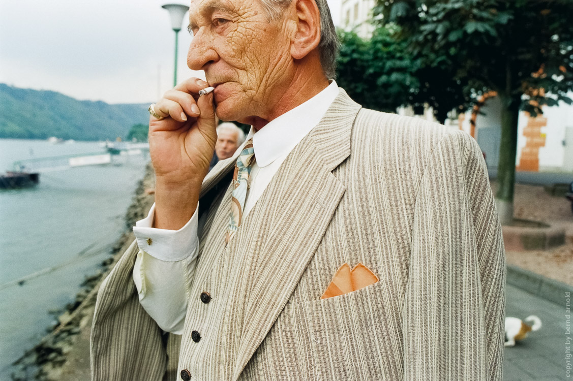 Rheinpromenade und Gentleman mit Zigarette