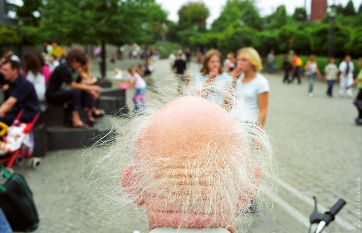 Menschen am Rhein - Rheinpromenade in der Kölner Altstadt - Alter weißer Mann