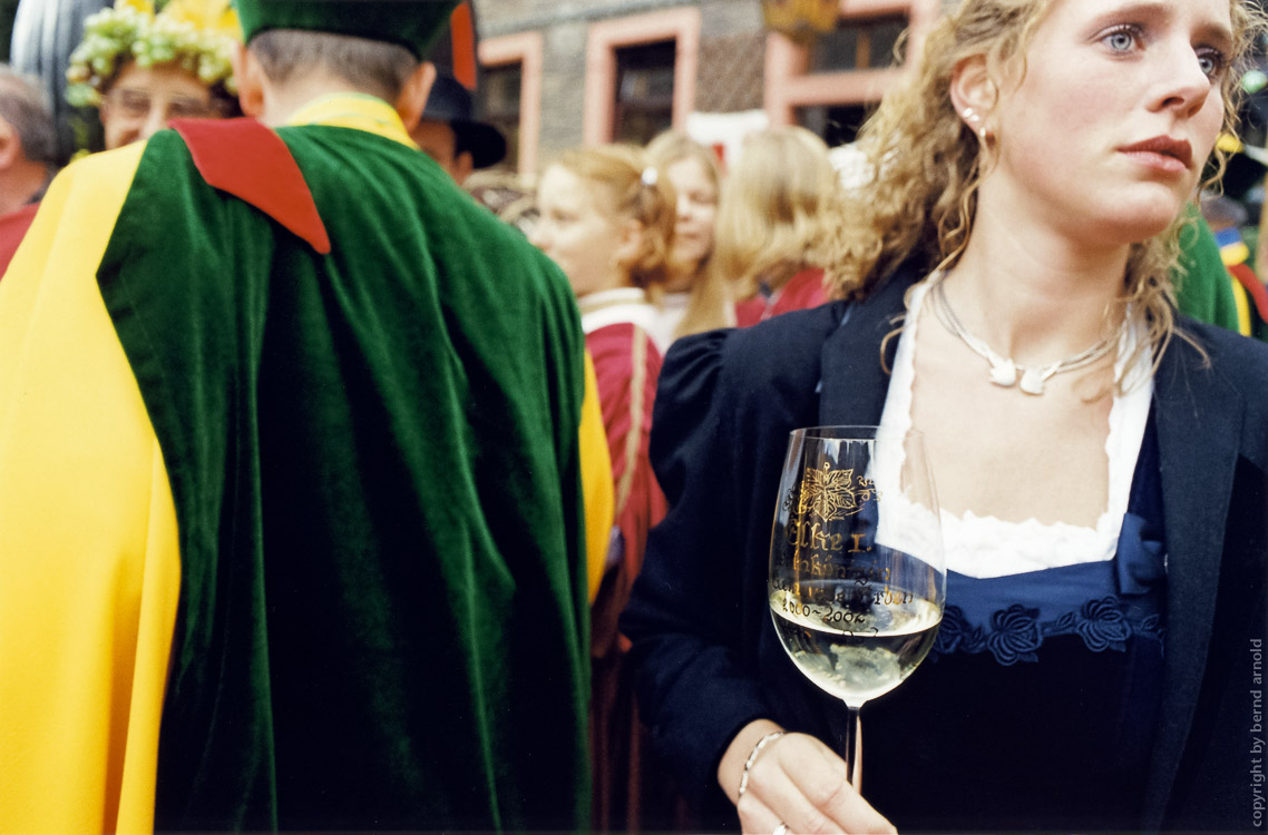 Menschen am Rhein - Weinkönigin bei einem Weinfest am Rhein