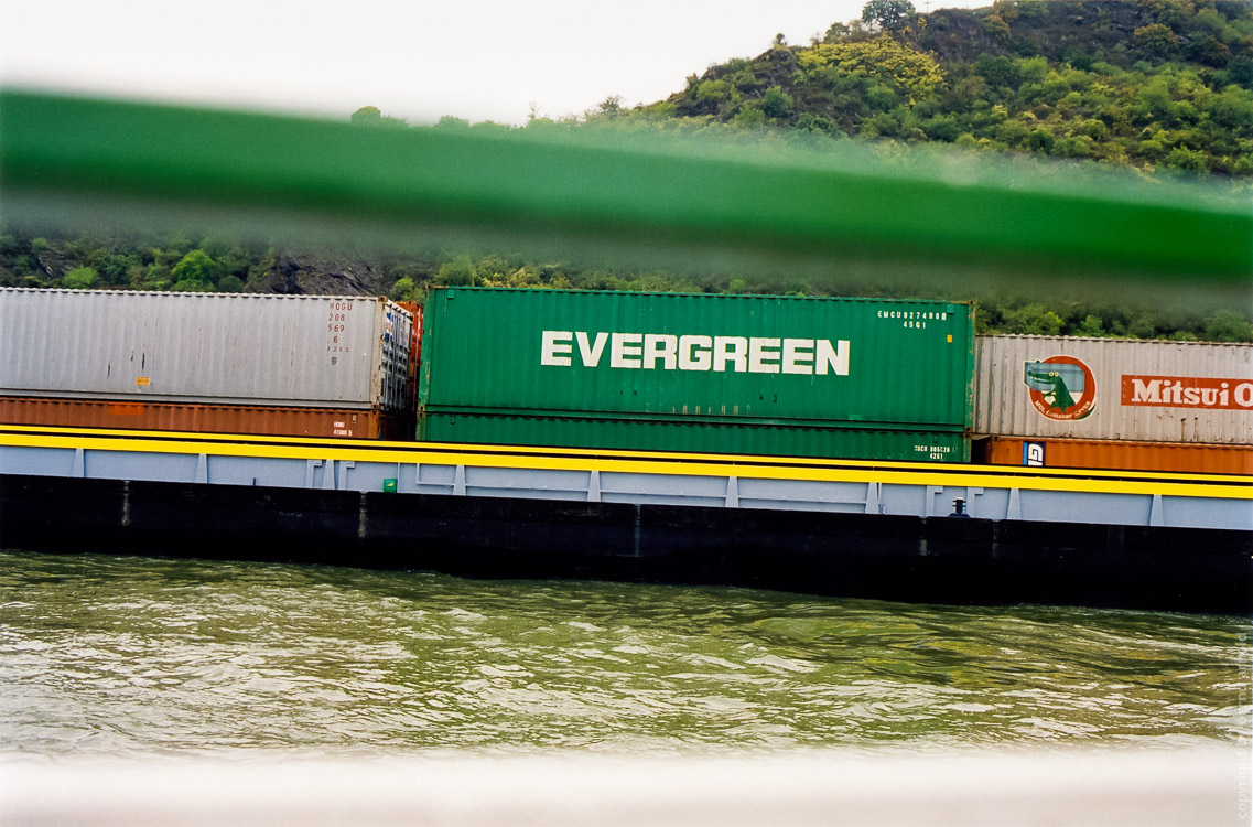 Rheinschiff Containerschiff mit Evergreen