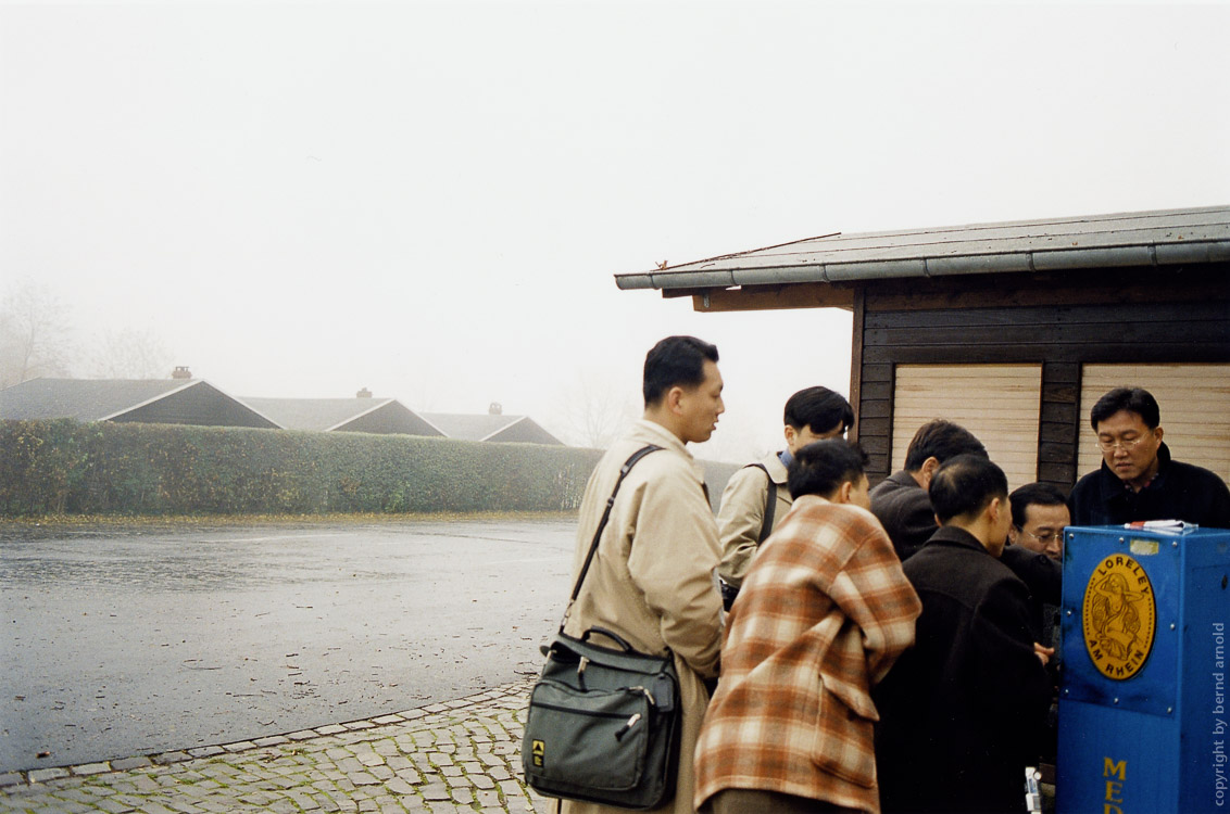 Menschen am Rhein - Rhein - Loreley und Touristen aus China