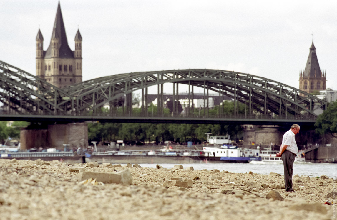 Rhein Dürre in Köln Rheinufer 2003