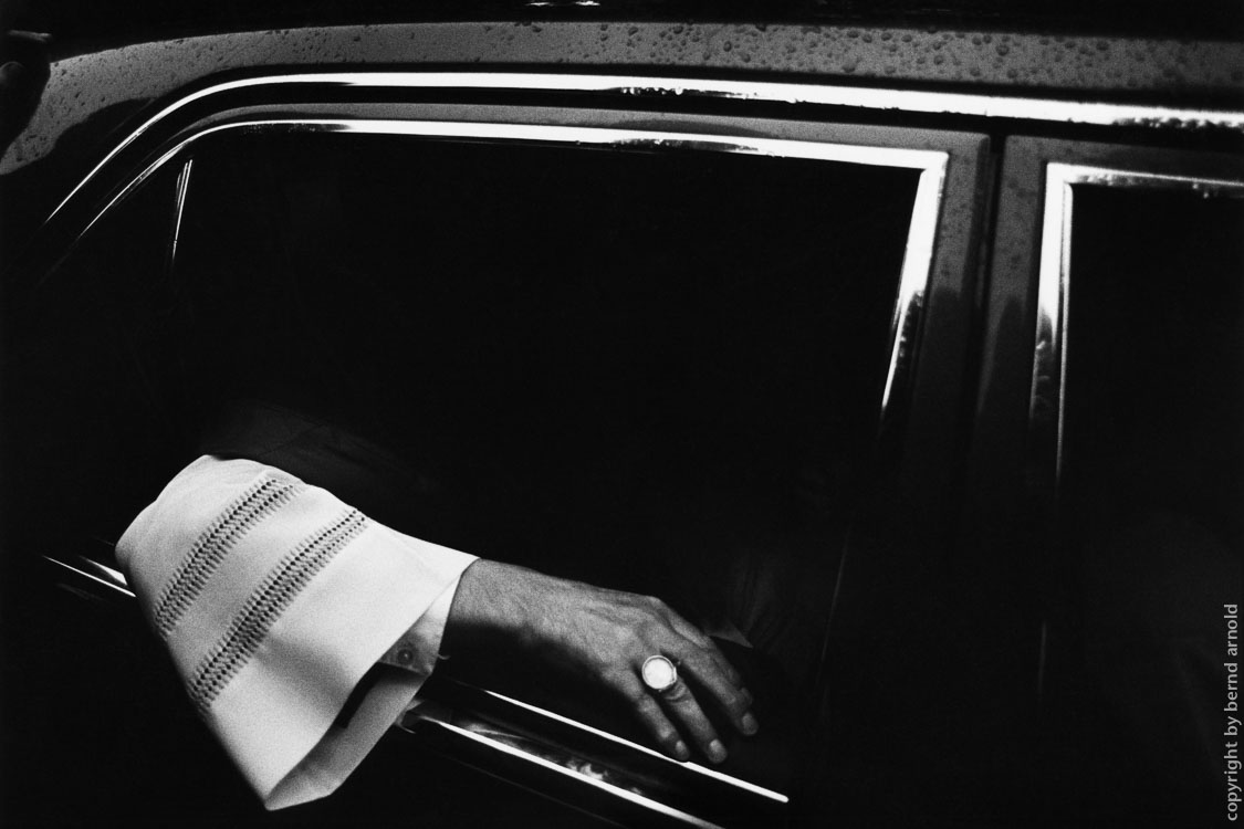 Bischofsring - Kardinal Meisner in seinem Dienstwagen in Köln