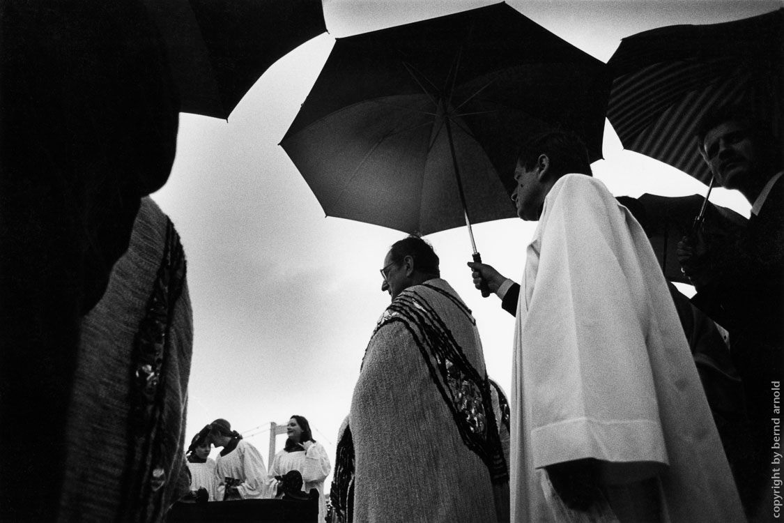 Kardinal Meisner mit Regenschirm auf der Mülheimer Gottestracht in Köln