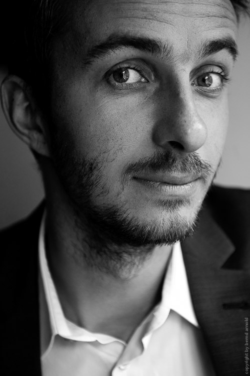 Jan Böhmermann, Moderator, Portrait mit neugierigem Blick - Portraitfotografie
