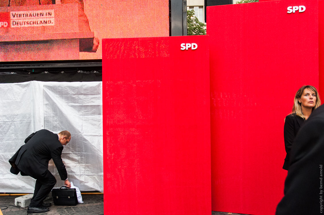 SPD Wahlkampf mit Aktentasche - Fotografie und Fotojournalismus