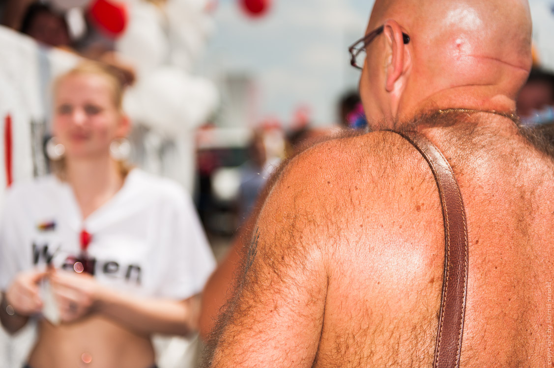 Christopher Street Day behaarter Rücken Haarwuchs - Fotografie