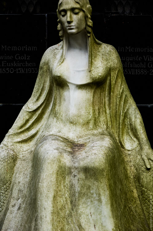 Frau - Grabstätte auf Melatenfriedhof in Köln