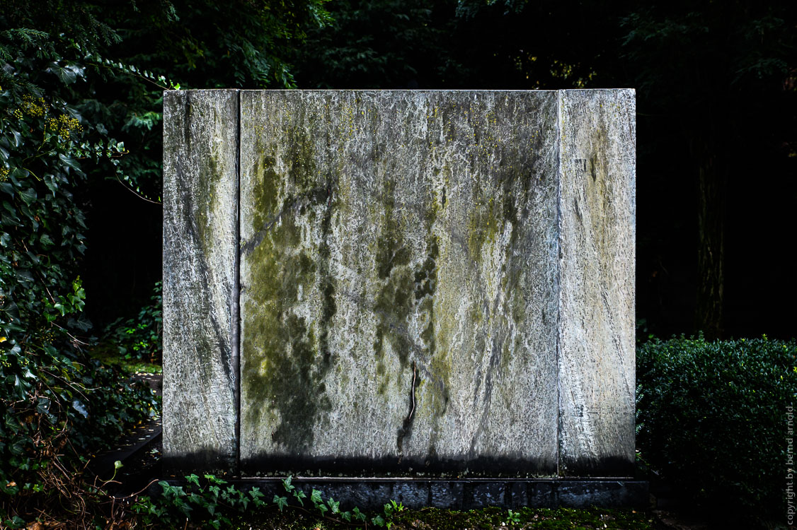 Stein - Grabstätte auf Melatenfriedhof in Köln